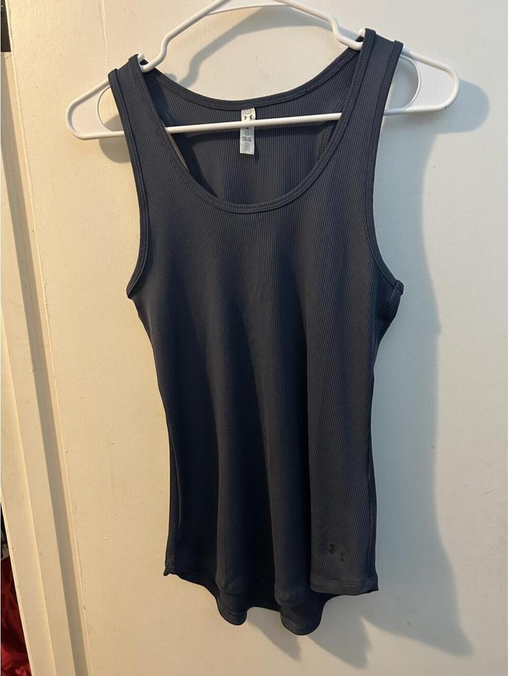 Under Armour navy blue tank top in size M #activewear #fitness #UA #summer #gym